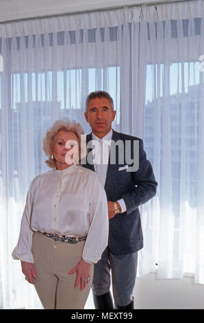 Zsa Zsa Gabor, ungarisch amerikanische Schauspielerin, mit Ehemann Frederic Prinz von Anhalt. Hungarian American actress Zsa Zsa Gabor with her husband Frederic Prince of Anhalt. Stock Photo