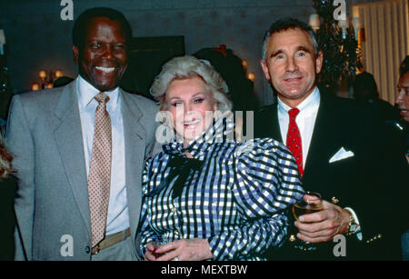 Sidney Poitier, Zsa Zsa Gabor, ungarisch amerikanische Schauspielerin, mit Ehemann Frederic Prinz von Anhalt in Los Angeles, USA 1987. Sidney Poitier and Zsa Zsa Gabor with husband Frederic Prince of Anhalt at Los Angeles, USA 1987. Stock Photo