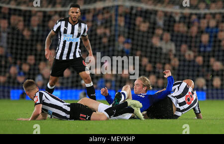 Everton's Tom Davies is tackles by Newcastle United's Matt Ritchie (left) and Jonjo Shelvey (right) during the Premier League match at Goodison Park, Liverpool. Stock Photo