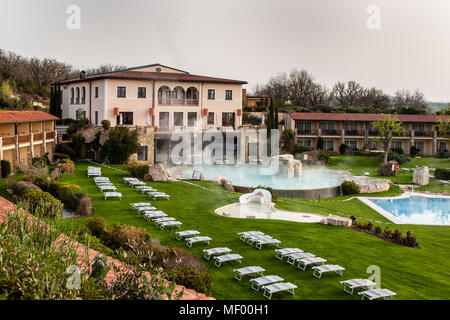 Hotel Adler Thermae, Bagno Vignoni, Tuscany with thermal pool, Tuscany, Val d'orcia Italy, UNESCO World Heritage. The main house in the style of a Roman villa. On both sides spread the 90 hotel rooms, all with private terrace or balcony and views of the countryside Stock Photo