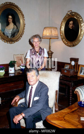 Fürst Tassilo von Fürstenberg mit seiner zweiten Ehefrau Cecil Amelia Blaffer in Strobl. Österreich 1985 Stock Photo