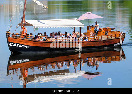 Traditional barge boat trip on Dordogne river, Bergerac, Nouvelle-Aquitaine, France Stock Photo