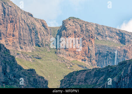 The Sentinel Trail to the Tugela Falls climbs to the top of the Amphitheater via chainladders, visible in the far gully, left, bottom. An unnamed wate Stock Photo