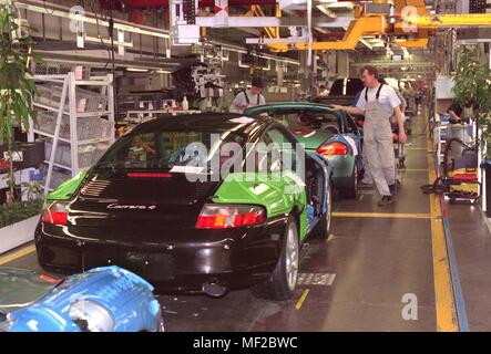 The vehicles of the Stuttgart sports car manufacturer Porsche are in close proximity on the production line on 19.1.1999 in the factory in Zuffenhausen. Around 100 Porsche 911 and 40 Boxsters are produced daily. | usage worldwide Stock Photo