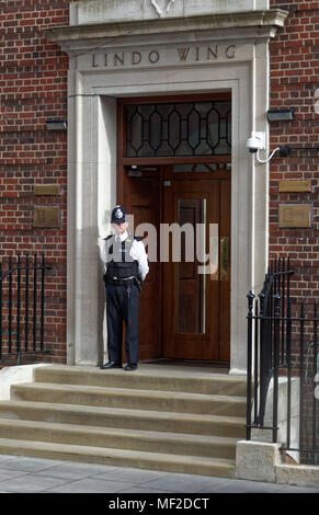 London, United Kingdom - 23 April 2018 A young Metropolitan police officer, PC Tyler O'Hare guards the front door of the private Lindo Wing of St. Mary's Hospital where Catherine, Duchess of Cambridge is having a  new baby at St. Mary's Hospital, Paddington, London, England, UK, Europe. Photographer: Equinox Features Date Taken: 20180423 Time Taken: 17434940 Stock Photo