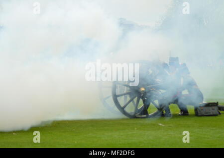 Kings Troop RHA gun salute at Hyde Park to welcome the Duke and Duchess of Cambridge New Born Baby Prince to the Royal Family Stock Photo