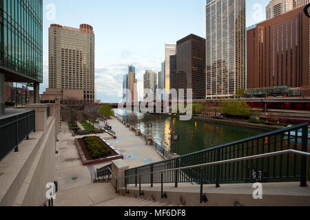 Chicago River and downtown skyline, Chicago, Illinois, USA Stock Photo ...
