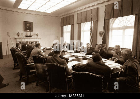 ST-A26-1-62   29 October 1962 Meeting of the Executive Committee of the National Security Council EXCOMM.  White House, Cabinet Room, 29 October 1962.  Clockwise from the President: President Kennedy, Robert McNamara, Roswell Gilpatric, General Maxwell Taylor, Paul Nitze, Donald Wilson, Ted Sorensen, McGeorge Bundy (hidden), Douglas Dillon, Vice President Lyndon Baines Johnson (hidden), Robert F. Kennedy, Llewellyn Thompson, William C. Foster, John McCone (hidden), George Ball, Dean Rusk. Photograph in the John F. Kennedy Presidential Library and Museum, Boston. Stock Photo