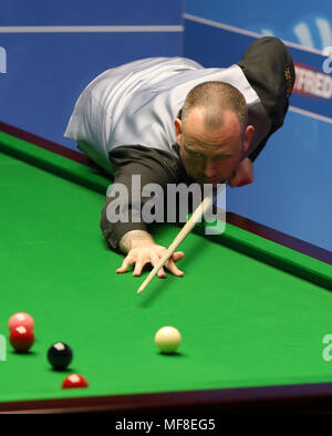 Mark Williams in action against Jimmy Robertson during day four of the 2018 Betfred World Championship at The Crucible, Sheffield. PRESS ASSOCIATION Photo. Picture date: Tuesday April 24, 2018. See PA story SNOOKER World. Photo credit should read: Simon Cooper/PA Wire Stock Photo