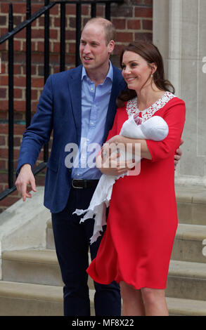 London, United Kingdom - 23 April 2018 Prince William, Duke of Cambridge and Kate Middleton, Catherine, Duchess of Cambridge show off their new baby son, Louis Arthur Charles, as they leave the Lindo Wing of St. Mary's Hospital, Paddington, London, England, UK, Europe. The baby will be known as Prince Louis of Cambridge and is fifth in line of succession to the throne. Photographer: Equinox Features Date Taken: 20180423 Stock Photo