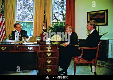 Washington, District of Columbia, USA. 17th May, 2013. United States President George H.W. Bush meets senior advisors during a briefing on the upcoming Malta Summit with Soviet President Mikhail Gorbachev (not pictured) in the Oval Office of the White House in Washington, DC on November 28, 1889. From left to right: President Bush; National Security Advisor Brent Scowcroft; and U.S. Vice President Dan Quayle.Credit: Arnie Sachs/CNP Credit: Arnie Sachs/CNP/ZUMAPRESS.com/Alamy Live News Stock Photo
