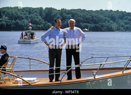 Severn River, Maryland, USA. 17th June, 1992. United States President GEORGE H.W. BUSH, left, and President BORIS YELTSIN of the Russian Federation, right, on the deck as they take a boat ride on the Severn River in Maryland on June 17, 1992. Credit: Dennis Brack/CNP/ZUMA Wire/Alamy Live News Stock Photo