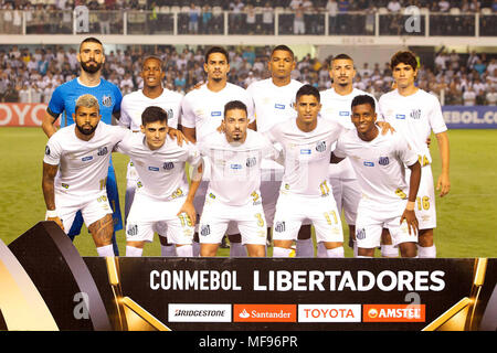 Sao Paulo, Brazil. 24th April, 2018. Santos players - Match between Santos and Estudiantes (ARG), valid for the fourth round of group F of the Copa Libertadores de América, held at the Vila Belmiro stadium in Santos, on the coast of the state of São Paulo, on the night of this Tuesday, 24. (Photo: Flavio Hopp/Photo Premium) Credit: Eduardo Carmim/Alamy Live News Stock Photo