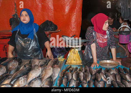 Stallholders at the night market (Pasar Malam) on the waterfront at Kota Kinabalu, Sabah, Malaysian Borneo Stock Photo