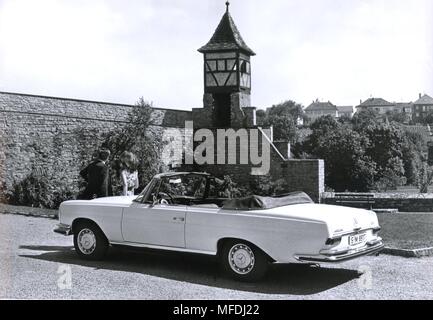 A young couple during a joyride with a Mercedes Benz 280 SE 3.5 Cabriolet. (Recording from 1969). | usage worldwide