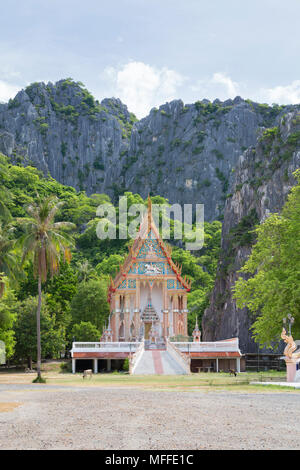 Wat Khao Daeng temple, Khao Sam Roi Yot National Park,  Prachuap Kiri Khan, Thailand Stock Photo