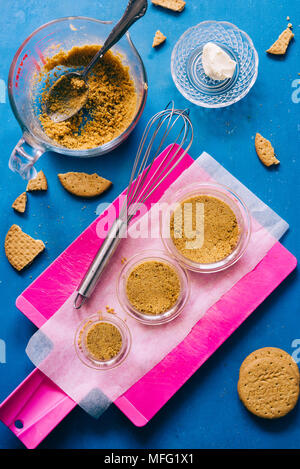 Cooking tools and ingredients concept flat lay with copy space. Baking  header with measuring spoons, wooden scoops, whisks, rolling pin, cookie  cutter Stock Photo - Alamy