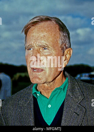 Ljamville, Maryland, USA, October 13,  1991 President George H.W. Bush talks with the pool reporters after playing a round of golf at the Holly Hills Golf Course near New Market. It's one of the closest courses located near Camp David the Presidential Retreat in the Catoctin Mountains. Stock Photo