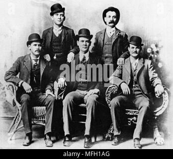 The Wild Bunch, 1900 photo of the notorious gang of Butch Cassidy and the Sundance Kid, also known as the Hole-in-the-Wall Gang, the most successful train-robbing gang in history. This is known as the ‘Fort Worth Five Photograph’, Front row left to right: Harry A. Longabaugh (The Sundance Kid), Ben Kilpatrick (the Tall Texan), Robert Leroy Parker (Butch Cassidy); Standing: Will Carver, Harvey Logan (Kid Curry) Stock Photo