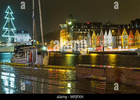 Vagen Harbour at night with the Bryggen waterfront, UNESCO, and the Bergenhus fortress, Bergen, Hordaland, Norway, Scandinavia, Europe Stock Photo