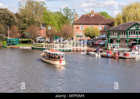 Stratford Upon Avon River Avon Busy River Cruise Boat Leaving The stratford-upon-avon-river-avon-busy-river-cruise-boat-leaving-the