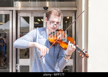 busker playing a violin in Stratford upon Avon, Warickshire, West Midlands. Stock Photo