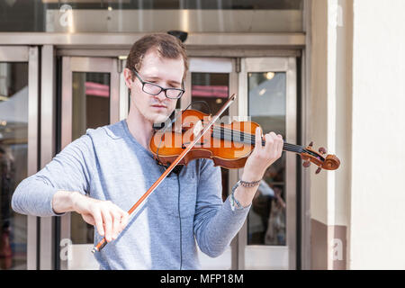 busker playing a violin in Stratford upon Avon, Warickshire, West Midlands. Stock Photo