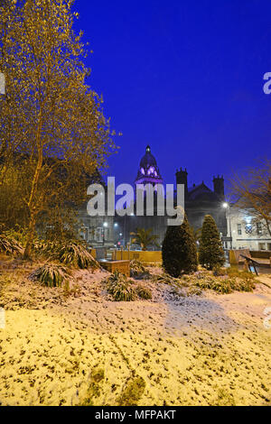 lleds town hall and mandella gardens in heavy winter snow at twilight leeds yorkshire united kingdom Stock Photo