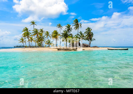 Beautiful lonely beach in caribbean San Blas island, Kuna Yala, Panama. Turquoise tropical Sea, paradise travel destination, Central America Stock Photo