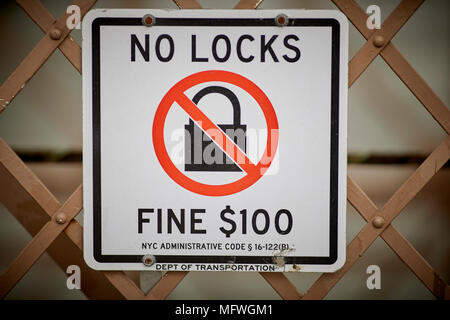 Brooklyn in New York City, No Locks fine notice on Brooklyn Bridge after tourist started locking padlocks to the structure Stock Photo