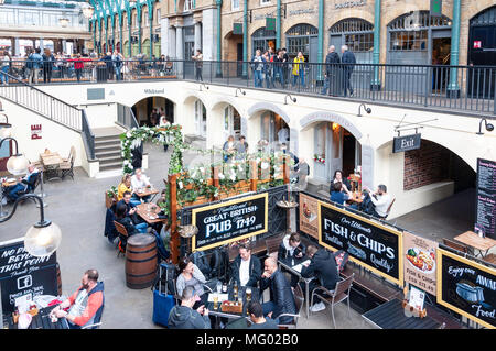 Punch & Judy Pub courtyard garden in Covent Garden Market, Covent Garden, City of Westminster, London, England, United Kingdom Stock Photo