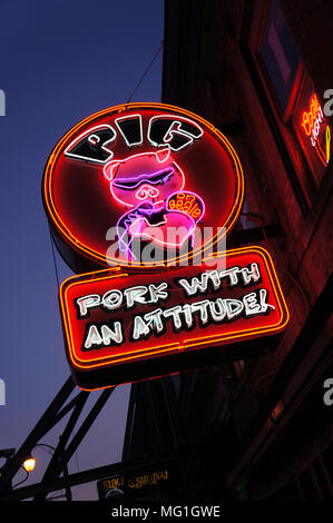 Neon nightlife on Beale St, Memphis Stock Photo