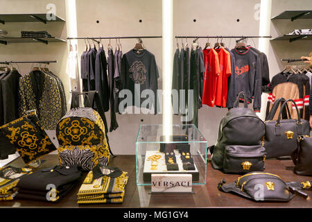 Wijde selectie fiets Trottoir Versace shop in rome hi-res stock photography and images - Alamy
