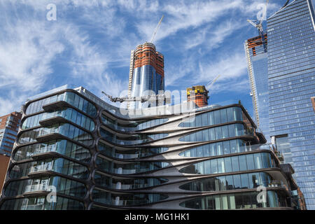 Wavy Architecture. A Tall Wavy White Building Stock Photo - Alamy
