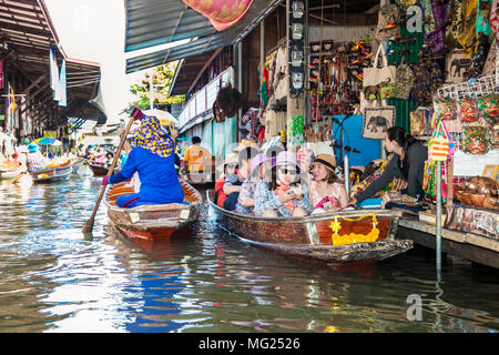 RATCHABURI, THAILAND - JAN 21, 2016 : Floating markets on Jan 21, 2016 in Damnoen Saduak,Ratchaburi Province, Thailand. Until recently, the main form  Stock Photo