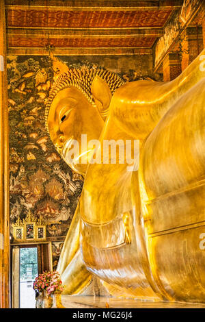 BANGKOK, THAILAND-JAN 21,2016: Reclining Buddha, the world's largest Golden reclining buddha at Wat Pho temples in Bangkok on Jan  21, 2016 , Thailand Stock Photo