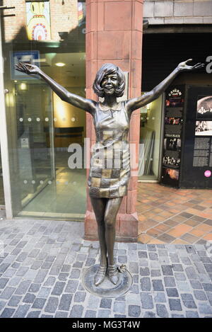 Statue of singer Cilla Black beside the Cavern in Mathew Street Liverpool. Merseyside, UK. Priscilla Maria Veronica White OBE (27 May 1943 – 1 August  Stock Photo