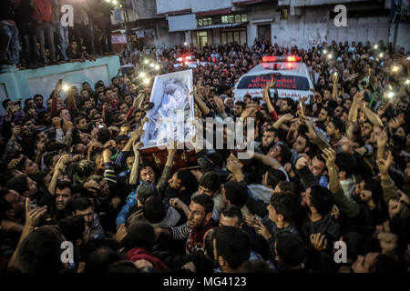 Jabaliya, Gaza. 26th Apr, 2018. Palestinian mourners carry a coffin containing the body of Palestinian scientist Fadi al-Batsh, assassinated in Malaysia, after his body was returned to his native Gaza Strip on April 26, 2018 for his funeral in the city of Jabalia, in the north of the Palestinian enclave. Batsh, a member of the Islamist Hamas movement, was shot dead in a hail of bullets by motorbike-riding attackers as he walked to a Kuala Lumpur mosque for dawn prayers on April 21, 2018 Credit: Nidal Alwaheidi/Pacific Press/Alamy Live News Stock Photo