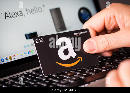 A man shopping on Amazon using a gift card Stock Photo