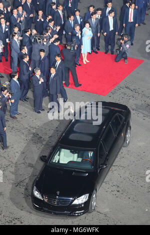 Ri Sol Ju Apr 27 18 North Korean Leader Kim Jong Un S Wife Ri Sol Ju Talks With South Korean President Moon Jae In And Her Husband Kim Jong Un Before A Banquet After The Historic