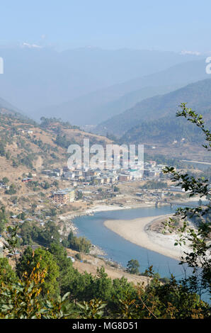Town beside Puna Tsang Chu river, in valley, Punakha, Bhutan Stock Photo
