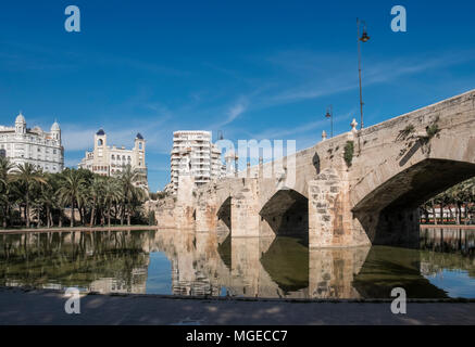 Puente Del Mar bridge in the Turia Gardens (Jardines del Turia), a 9km former riverbed running through the city centre, Valencia, Spain Stock Photo