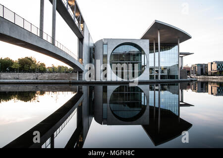28 April 2018, Germany, Berlin: The Marie-Elisabeth-Lueders House reflected by the river Spree in the morning. (long exposure shot) Photo: Paul Zinken/dpa Stock Photo