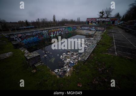 Piscine abandonnée compiegne, the abandoned swimming pool left to decay ...