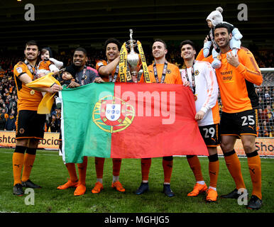 Wolverhampton Wanderers' Ruben Neves (left), Ivan Cavaleiro (second left), Helder Costa (centre left), Diogo Jota (centre right), Ruben Vinagre (second right) and Roderick Miranda (right) celebrate with a Portugal flag after the Sky Bet Championship match at Molineux, Wolverhampton. Stock Photo