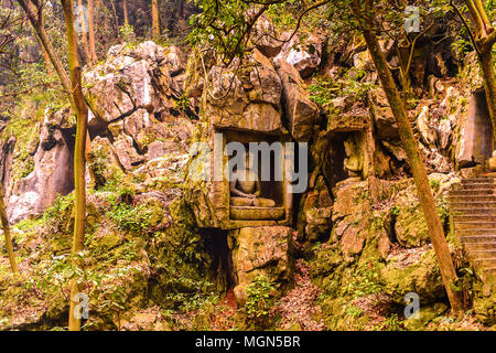 Rock reliefs at Feilai Feng at the Lingyin Temple (Temple of the Soul's Retreat) complex. One of the largest Buddhist temples in China Stock Photo