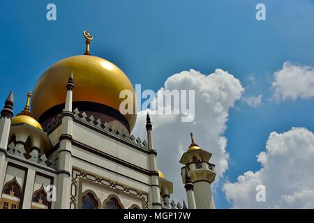 Perspective view of Masjid Sultan Mosque in historic Arab Street, Singapore set against a tropical sky Stock Photo