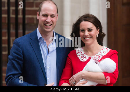 HRH Prince William, Duke of Cambridge and HRH the Duchess of Cambridge, smile as they leave the Lindo Wing with their new baby boy, Prince Louis Stock Photo