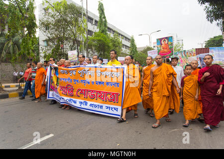 Buddha Jayanti or also known as Buddha Purnima is the biggest religious festival of the Buddhist community; they celebrate Buddha Purnima by performing special worship & light candle paper at the Old part of Dhaka Bashabo Buddhist Temple of Bangladesh. The celebrations started with Rally, lighting of lamps and hoisting of the national and religious flags atop the Mohabihar and chanting of sacred verses from the Tripitaka. Sunday 29 April, 2018. © Jahangir Alam Onuchcha/ Alamy Live News Stock Photo