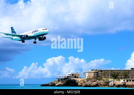 MAHO, ST MAARTEN - FEBRUARY 2018: A shot from Maho beach of a jetBlue passenger plane coming in to land at SXM Princess Juliana International Airport. Stock Photo